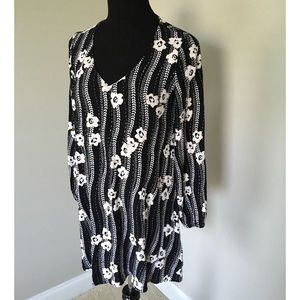 Express Black & White Floral Flowy Shirt Tunic